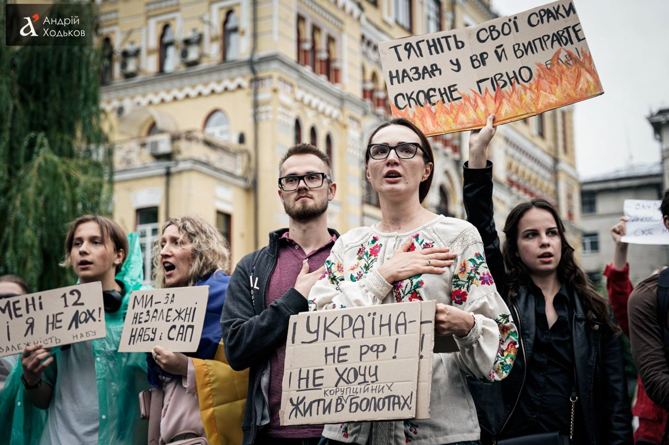 У Києві почалися мітинги за відновлення незалежності НАБУ і САП за день до голосування — фото