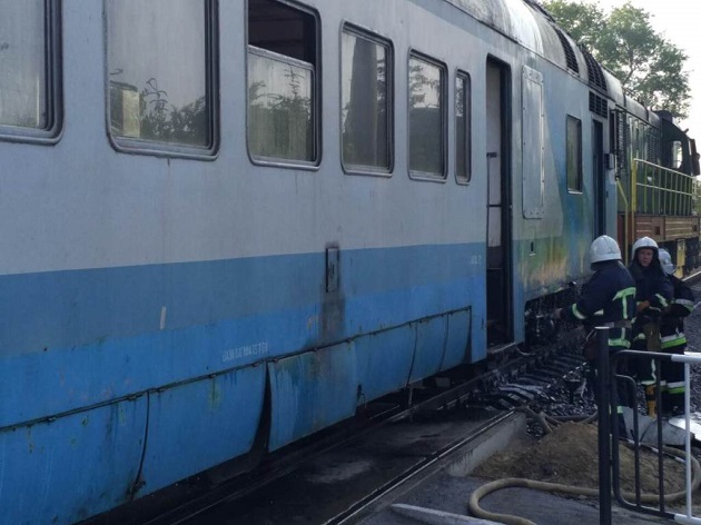 Через дивне задимлення поїзда в Чернівцях пасажири вискакували з вікон: з'явилися фото