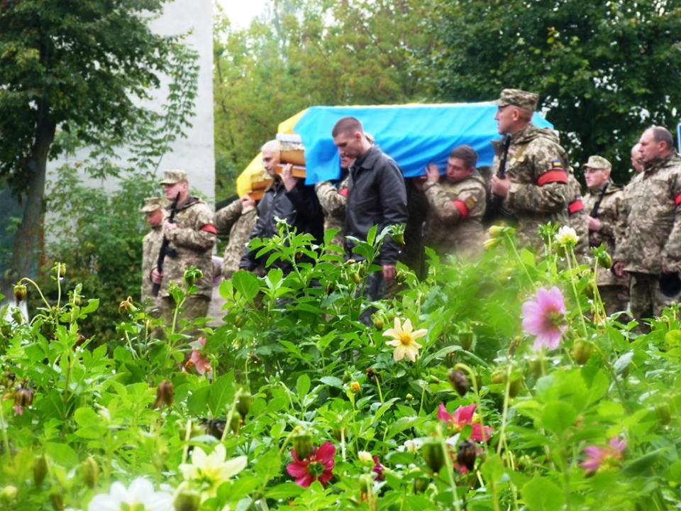 Плакало небо і люди: з'явилися фото прощання з пілотами, які загинули при катастрофі літака під Хмельницьким