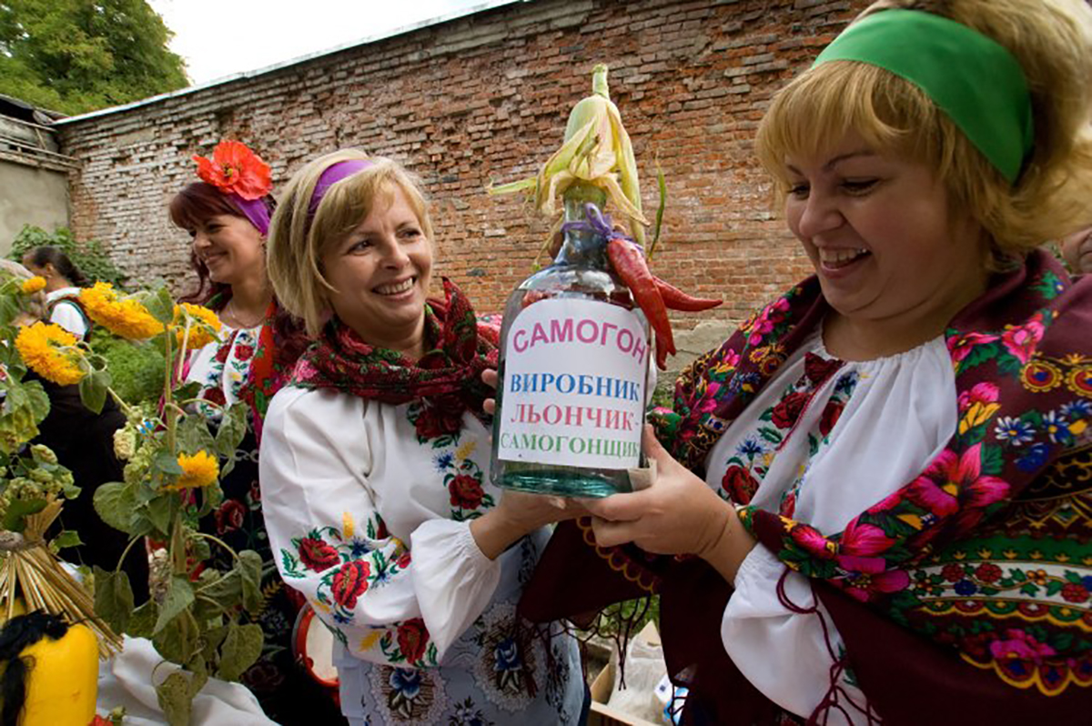 Самогон - Слуги народа несут самогоноварение в каждый дом, чтобы  легализовать самогон - Новости Украины