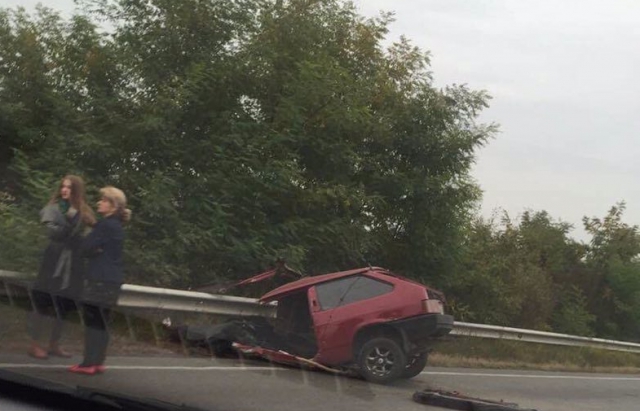 У ДТП на Закарпатті авто розірвало навпіл: фото