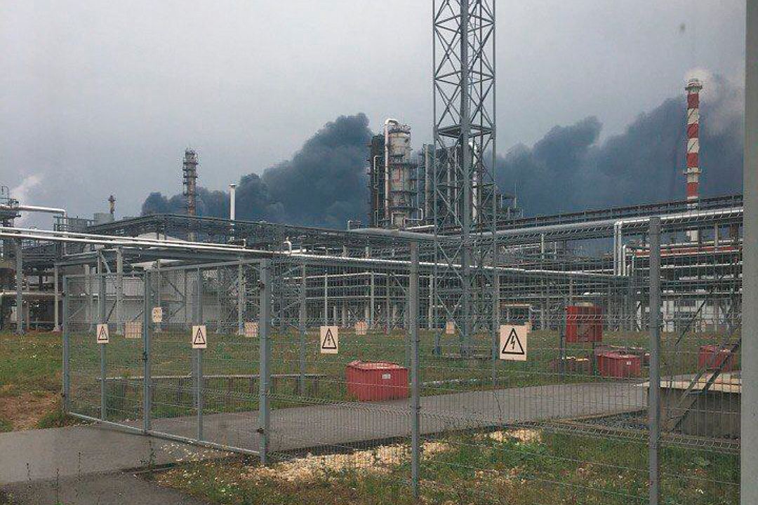 У Росії на нафтозаводі стався потужний вибух з пожежею: опубліковано фото і відео