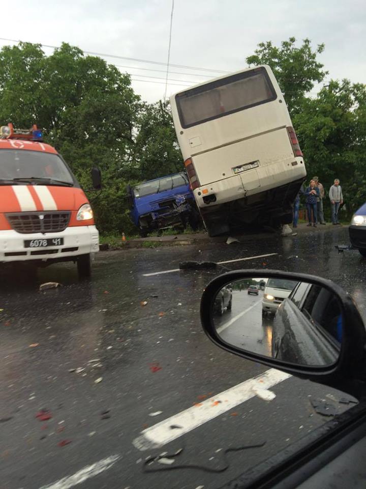 На Прикарпатті сталася велика ДТП з автобусом: опубліковано фото