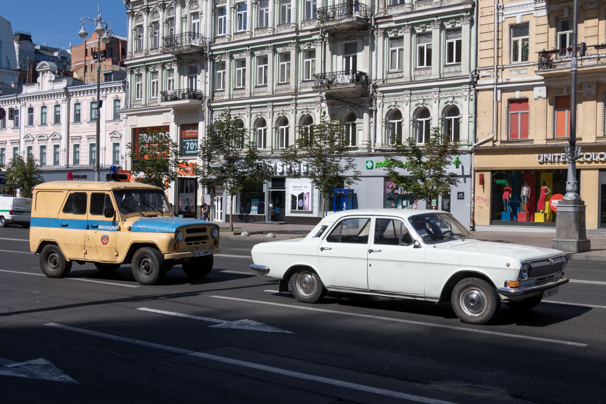 У центрі Києва помітили комуністичні плакати: опубліковані фото