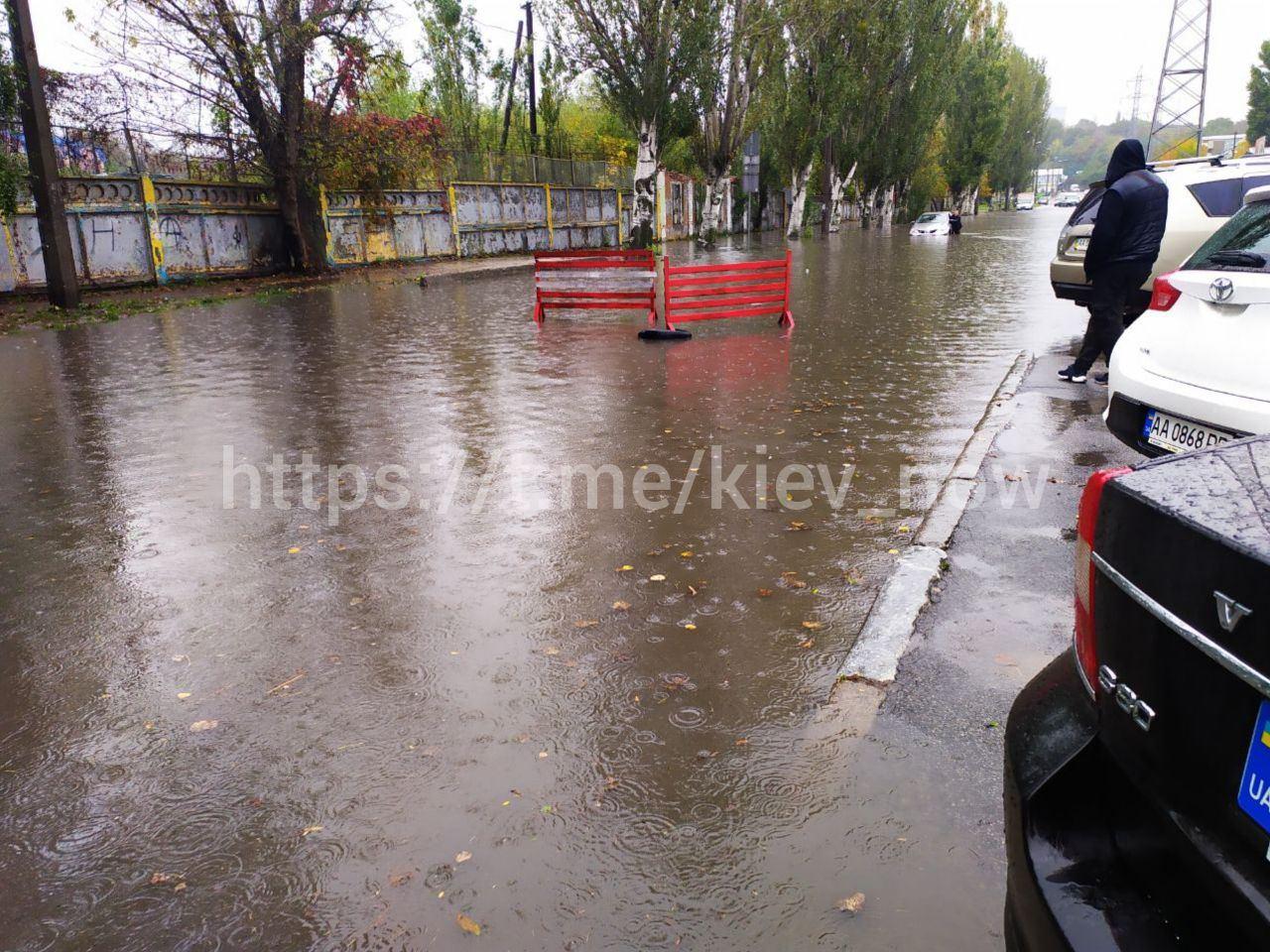 Киевское метро затопило. Весь мир затопило белой жидкостью.