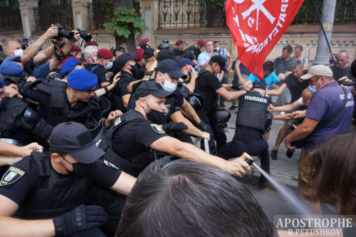 Полиция задержала еще нескольких участников ЛГБТ-акции с радужными флагами