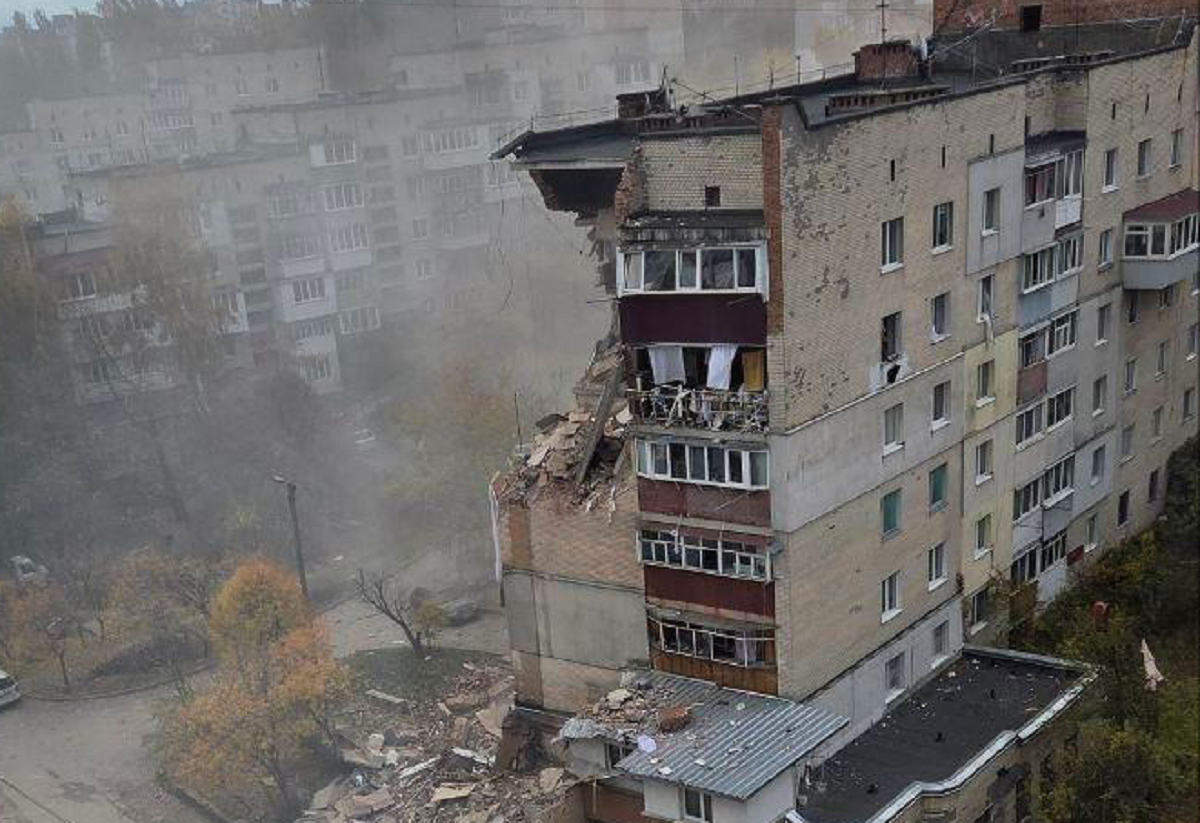 У Хмельницькому, ймовірно, стався вибух газу в багатоповерхівці: обвалилося три поверхи