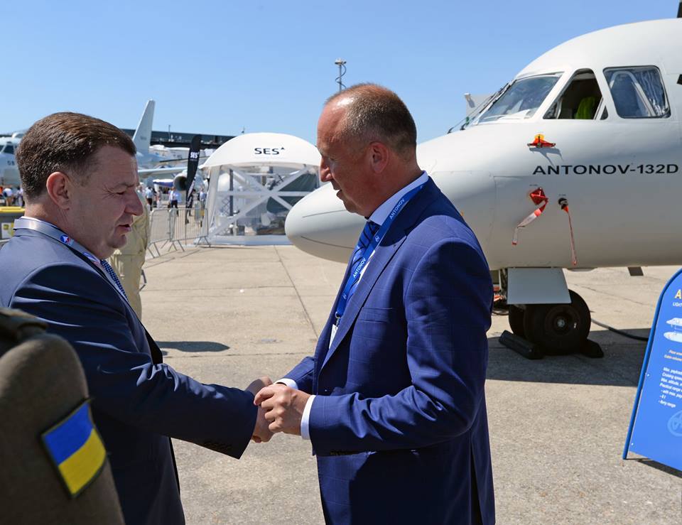 Украинский "Ан" пролетел над Парижем: опубликованы фото и видео с крупнейшего авиашоу мира