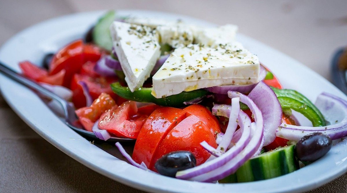 Салат «Греческий» с креветками - рецепт с фото пошагово
