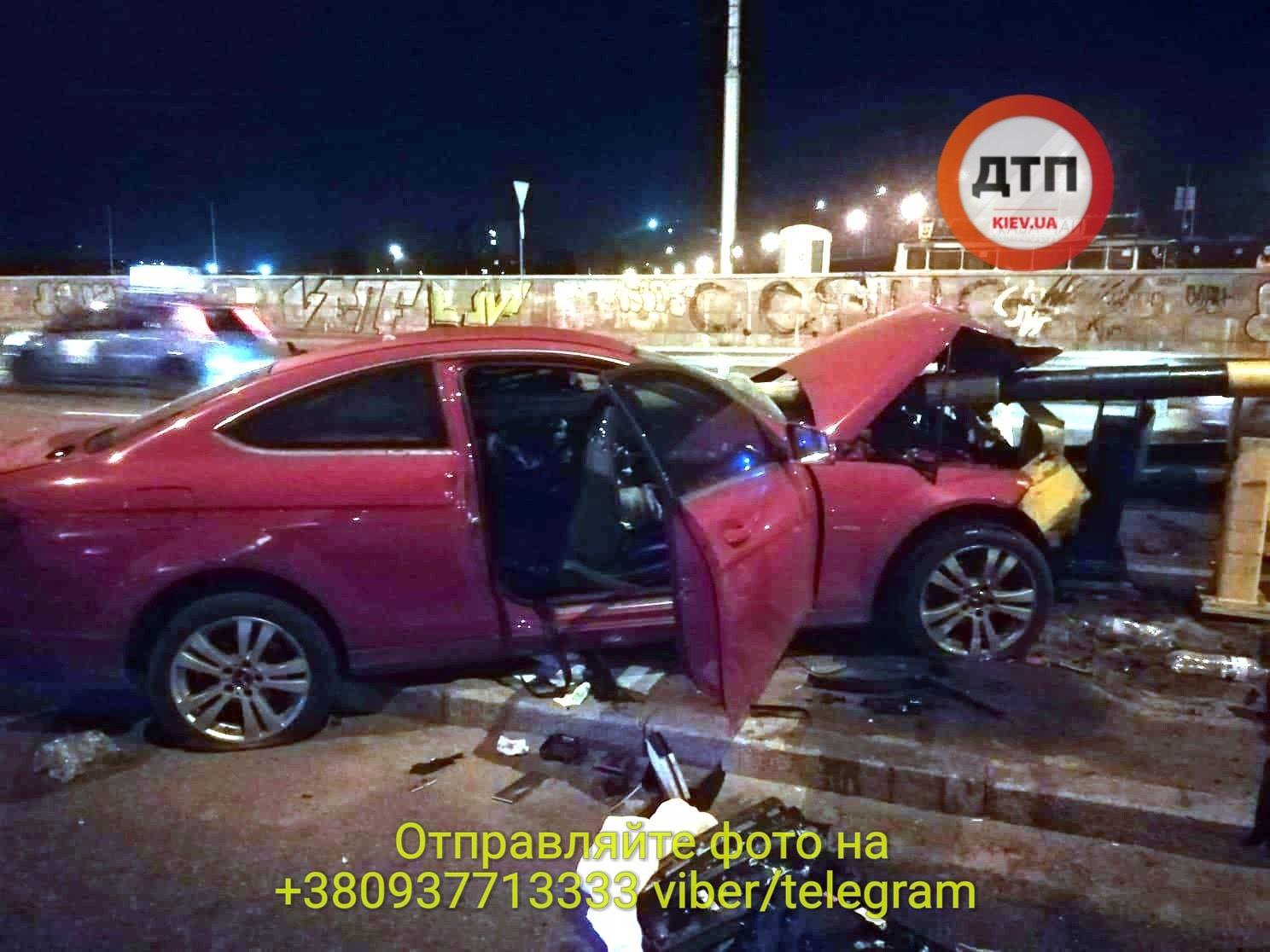 В Киеве лихач устроил смертельное ДТП, влетев в отбойник: фото и видео с места аварии