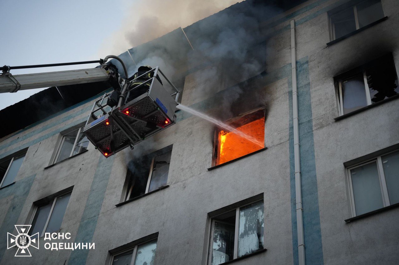 Російські безпілотники атакували Одещину, знищені десятки торгівельних павільйонів радіоринку