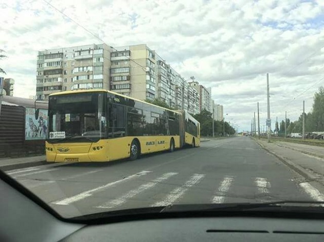 У Києві посеред дороги розвалився автобус: опубліковано фото