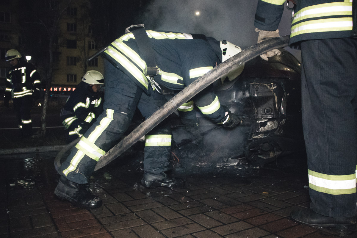 В центре Киева сгорело элитное авто: фото с места ЧП