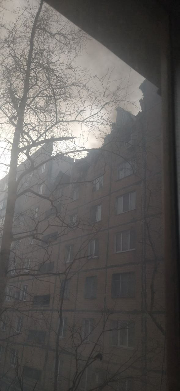 В оккупированном Донецке снаряд попал в девятиэтажный жилой дом: фото и видео последствий