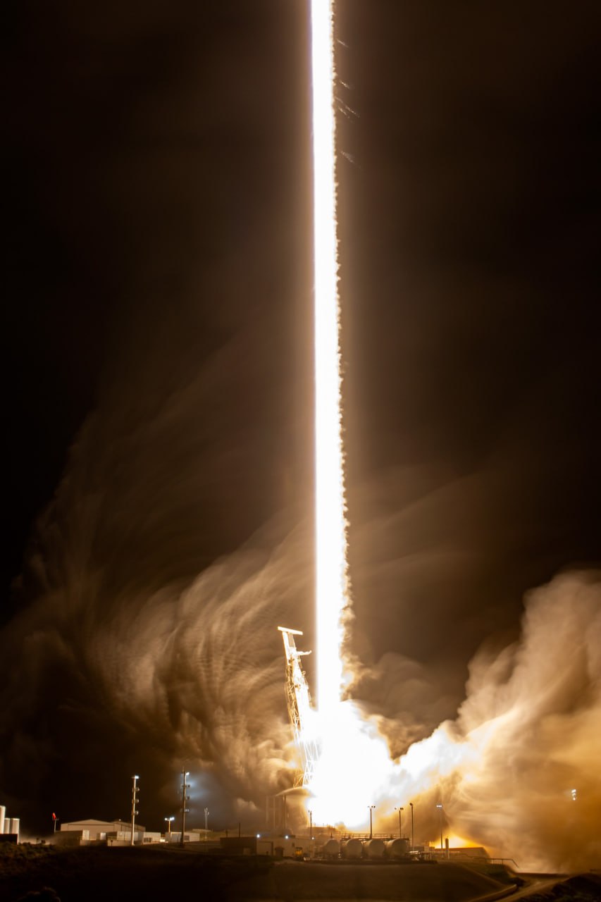 Не НЛО и не ракеты: в небе над Украиной заметили спутники SpaceX, фото и видео
