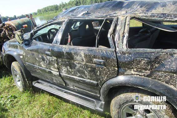 На Західній Україні п'яний депутат на джипі в'їхав у річку: опубліковані фото