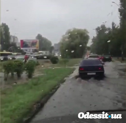 На Одессу обрушился сильный ливень со смерчем