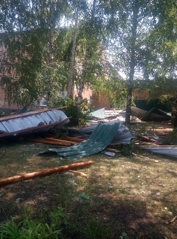 Появились кадры последствий урагана под Луганском. Видео