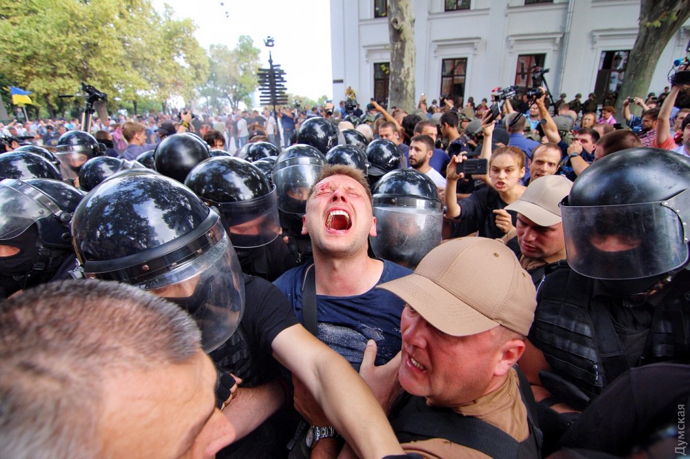 В Одессе под горсоветом произошла драка между митингующими и полицией: фото и видео
