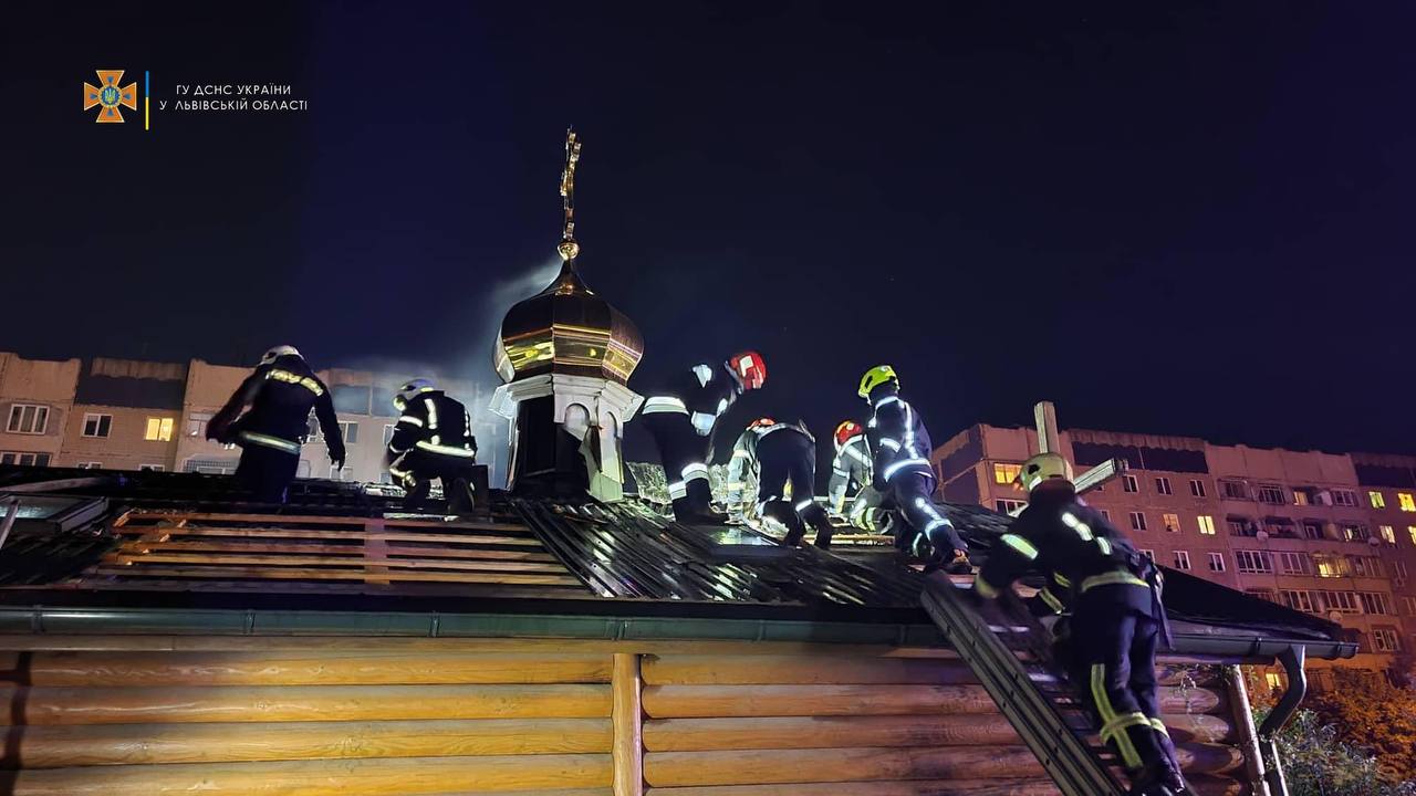 Рухнул купол: под Харьковом сгорел храм