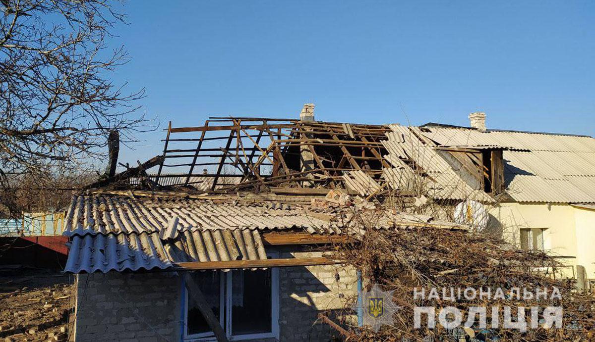 Боевики опять ударили по домам в селе Невельское на Донбассе - фото -  Апостроф