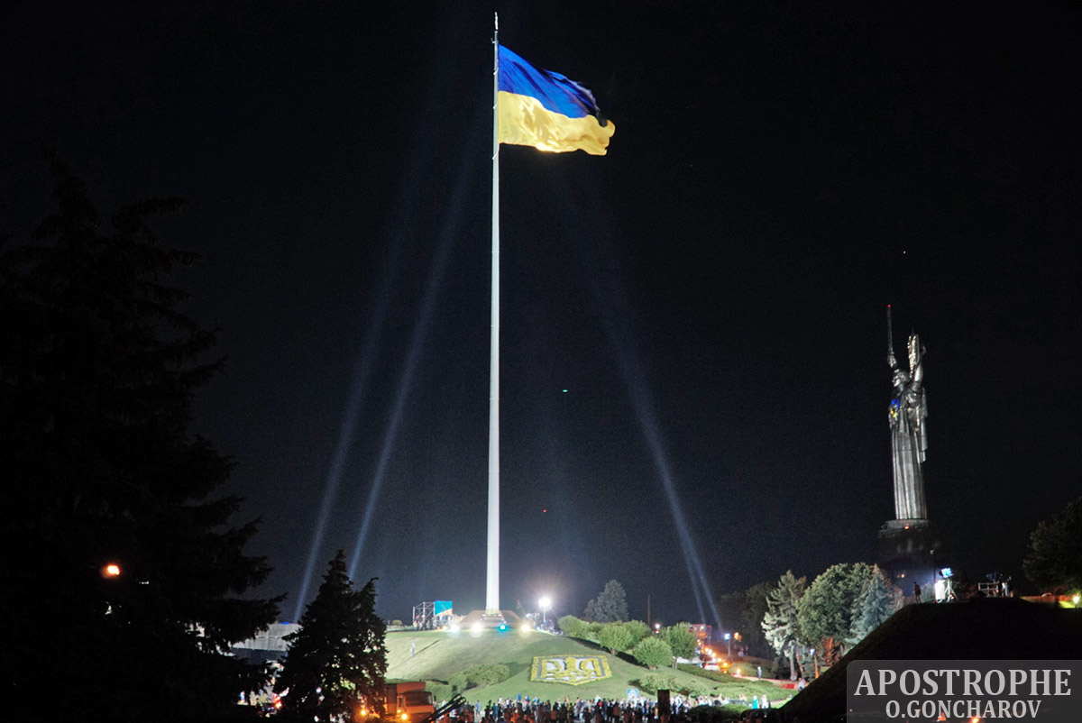 флаг Украины Киев флагтшок 90 метров Апостроф