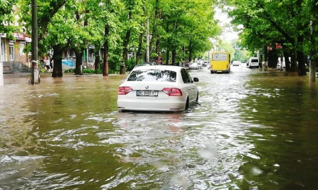 Правила безопасного вождения во время затоплений - Апостроф