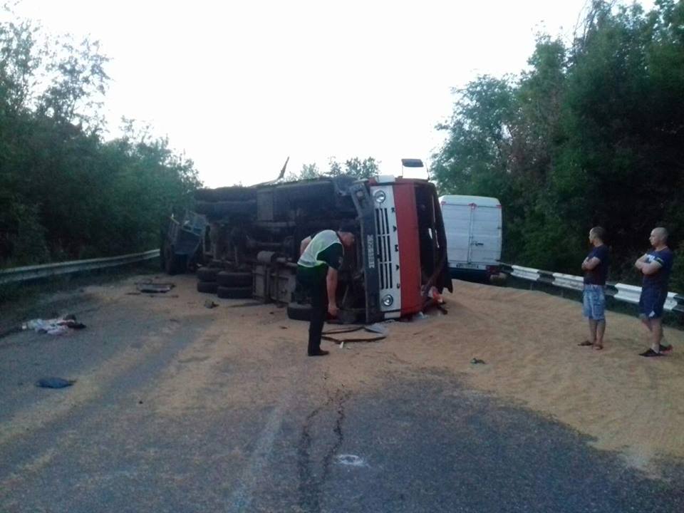 Под Николаевом в результате смертельного ДТП ограничили движение: опубликованы фото