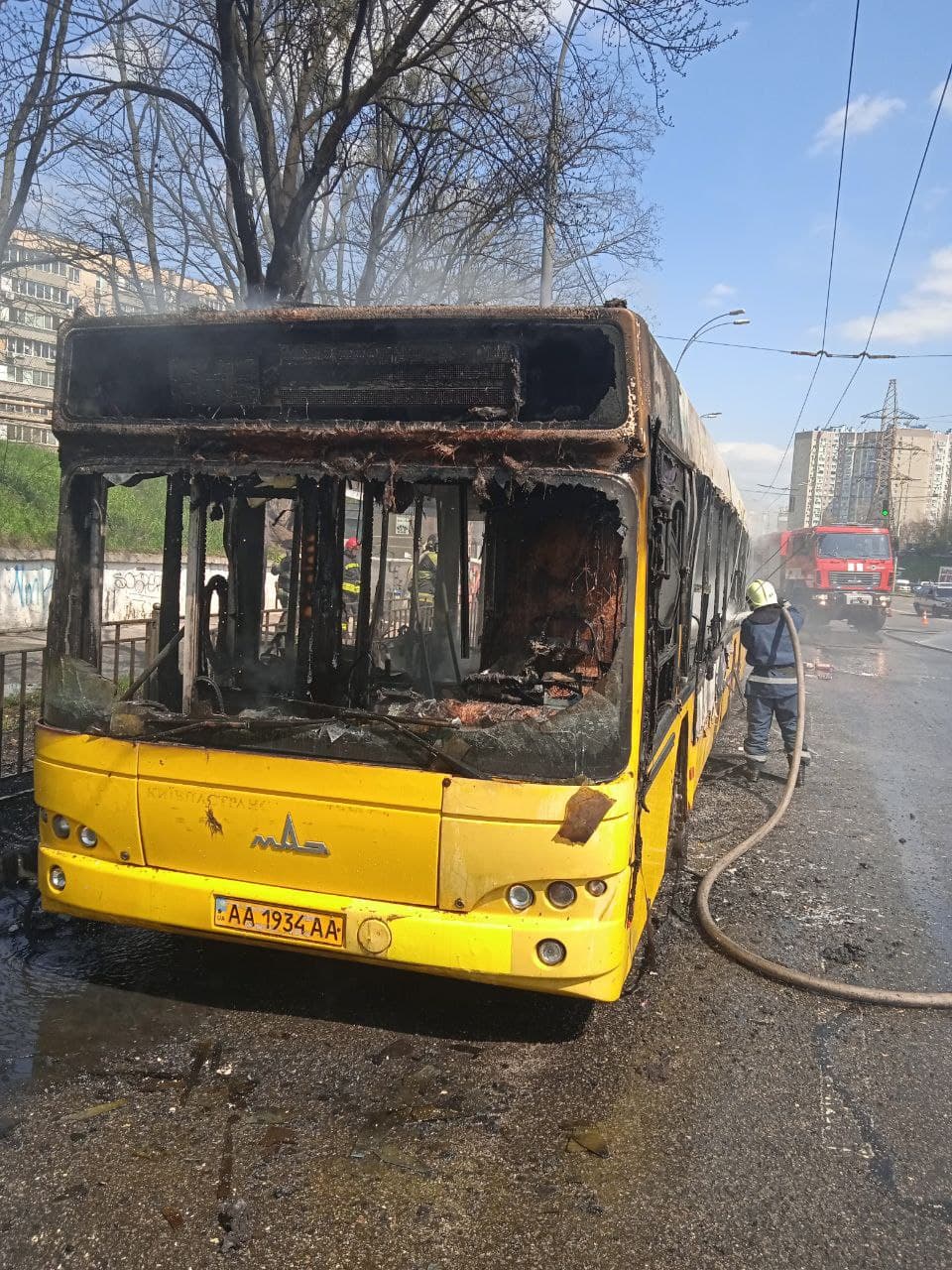 В Киеве сгорел пассажирский автобус - видео - Апостроф