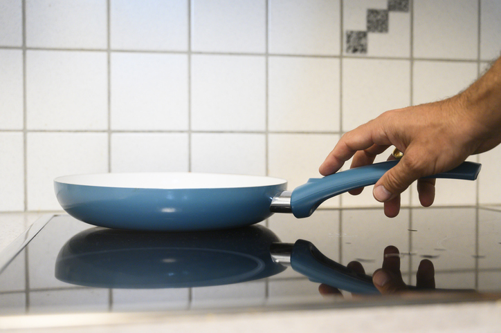 Пригорает сковорода - что делать, как можно безопасно прокалить сковородку?