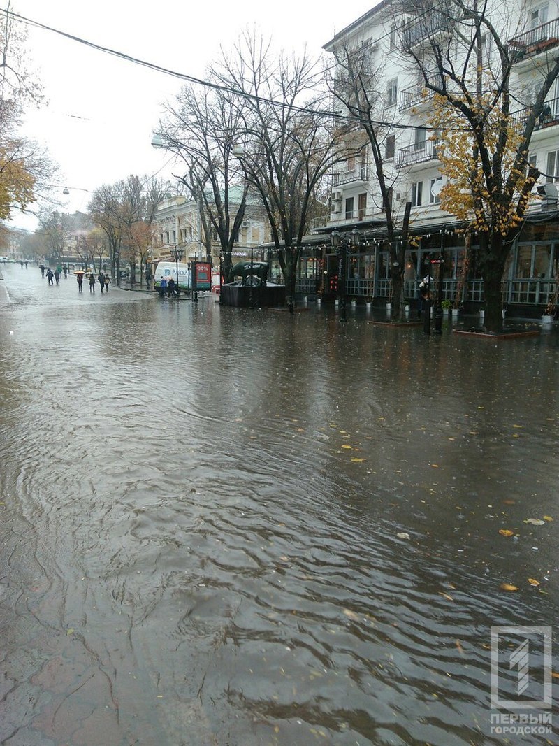 З'явилися фото і відео, як зливою залило Одесу