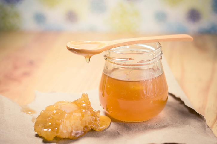 Как правильно хранить мед в домашних условиях и можно ли ставить его в холодильник