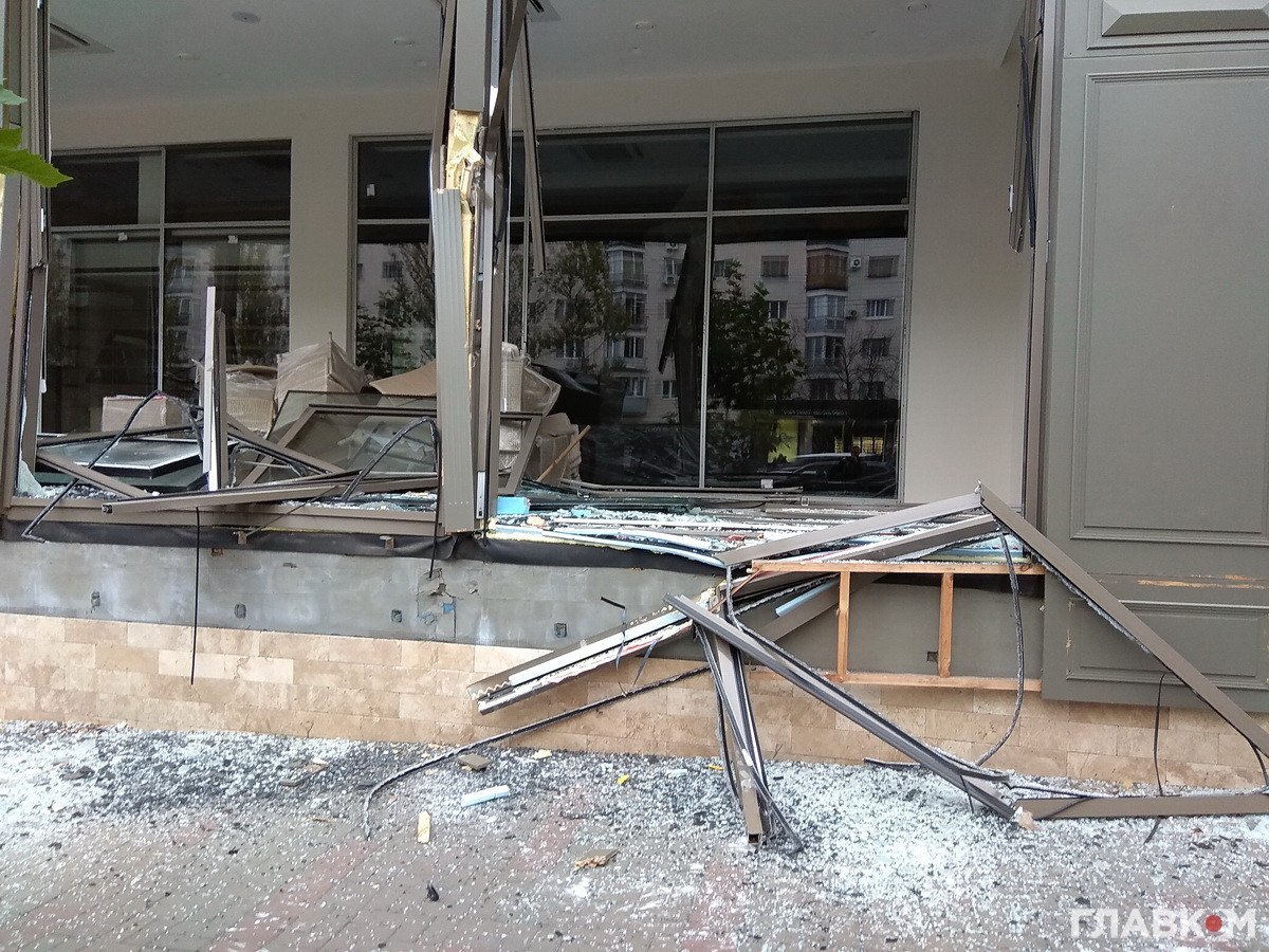У центрі Києва невідомі з екскаватором рознесли магазин: фото та відео