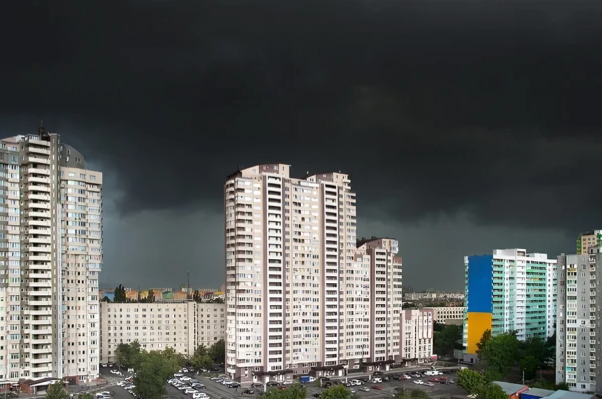Грозы и сильный ветер в Киеве: синоптики предупреждают об опасности