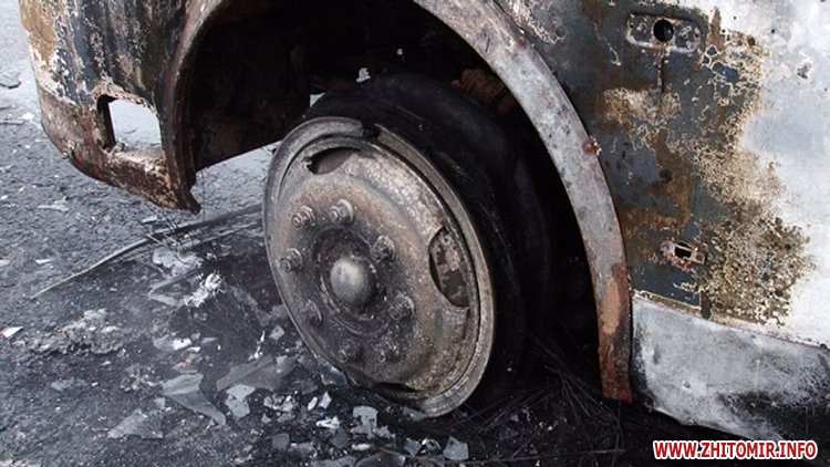 Під Житомиром дощенту згорів автобус, в якому везли труну з небіжчиком: фото та відео