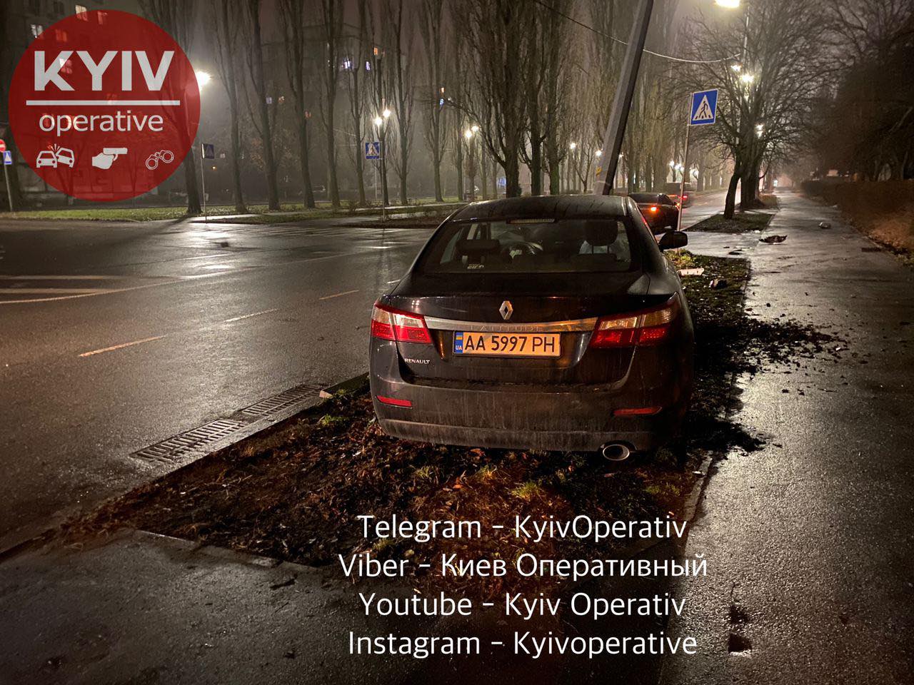 В Киеве водительница не заметила поворот и чудом никого не убила, вылетев с дороги: фото