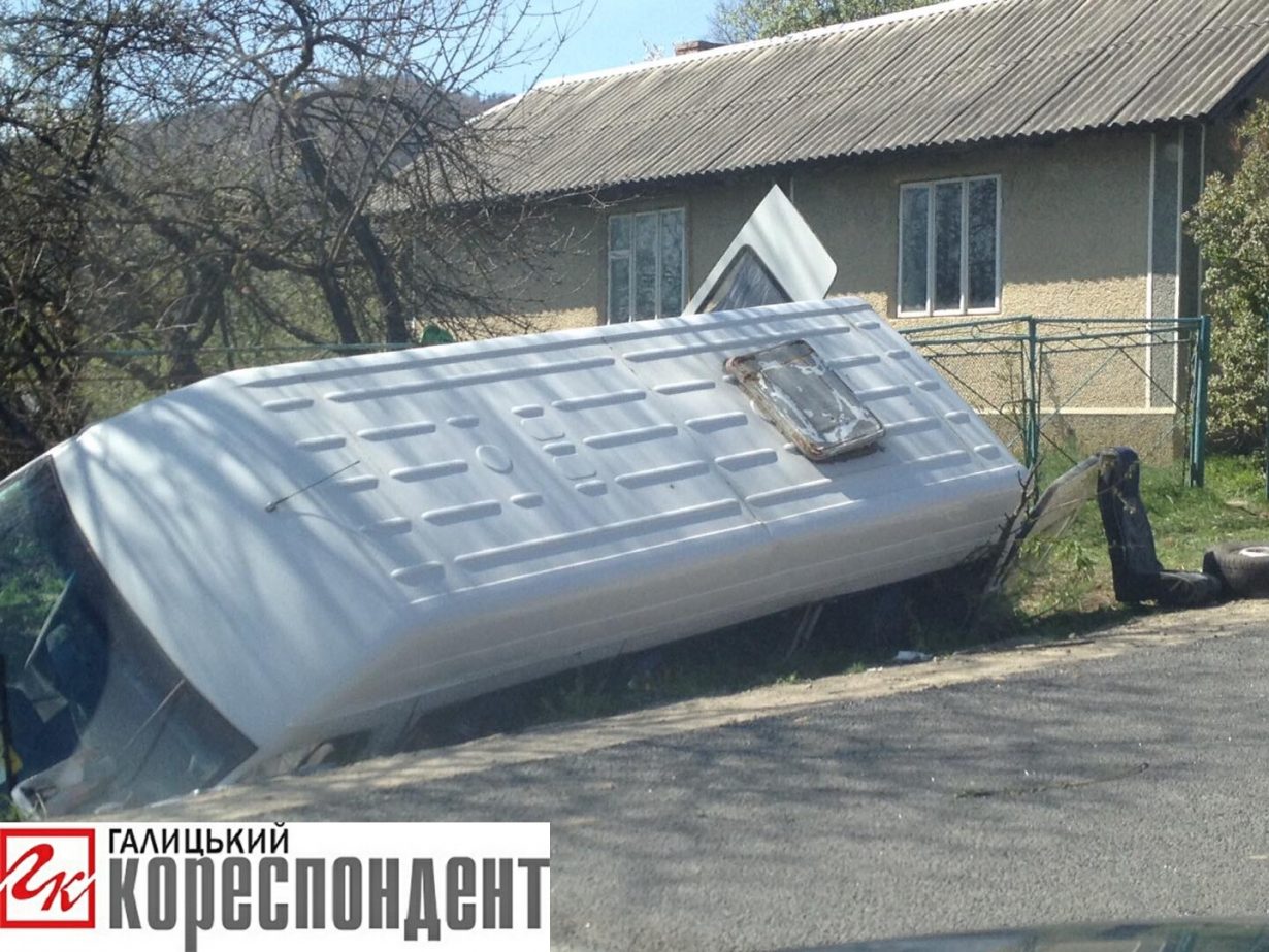 На Прикарпатті автобус з пасажирами потрапив у страшну аварію: фото та відео з місця НП