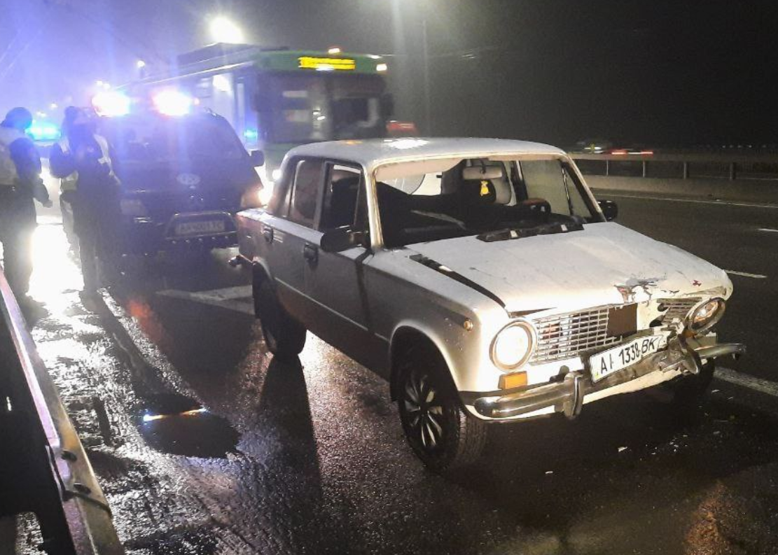 В Киеве водитель ВАЗ въехал в авто и попытался скрыться - фото - Апостроф