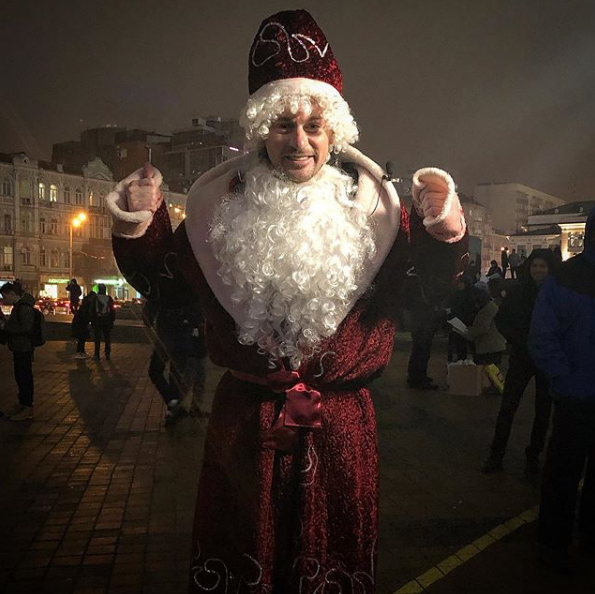 Скандальний український футболіст приміряв костюм Діда Мороза. Фото