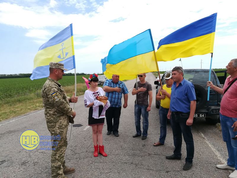 В сети показали трогательные фото и видео, как возле Крыма встречали украинских военных с Донбасса