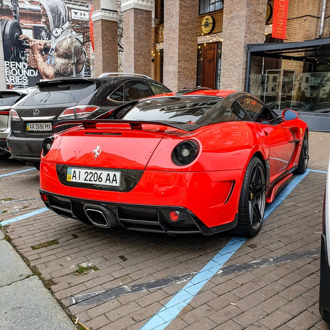 У Києві помітили шикарне червоне Ferrari - таких в країні тільки два: фото