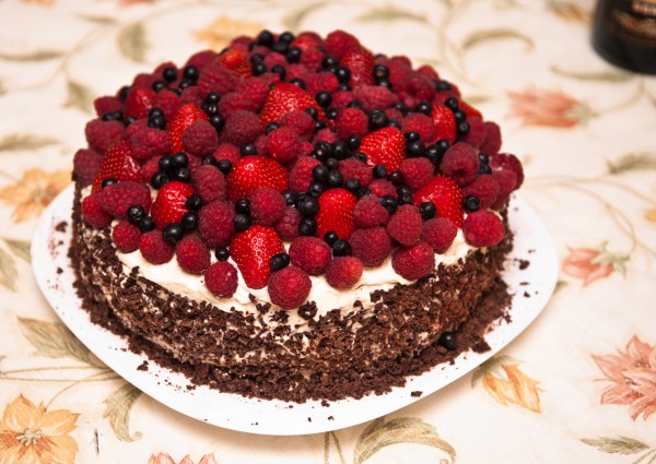 Нежный бисквитный торт с крем-чиз и ягодами