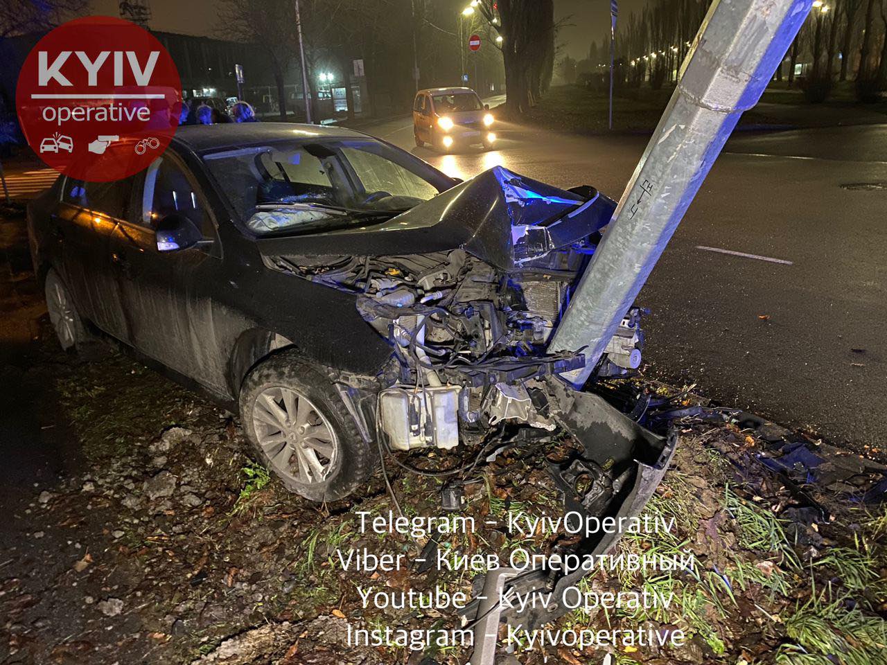 У Києві водійка не помітила поворот і дивом нікого не вбила, вилетівши з дороги: фото