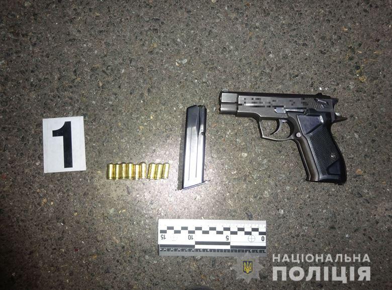 В Киеве мужчина, заступившийся за подростков, получил "огнестрел"