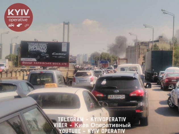 На мосту в Києві загорівся автомобіль: опубліковано фото і відео
