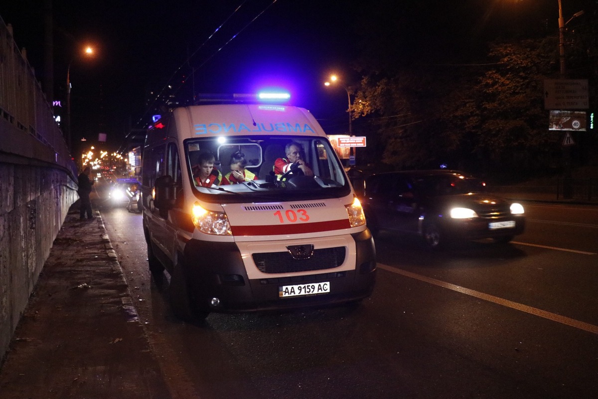 ​У Києві під колесами авто загинув "бігун": фото і відео з місця аварії