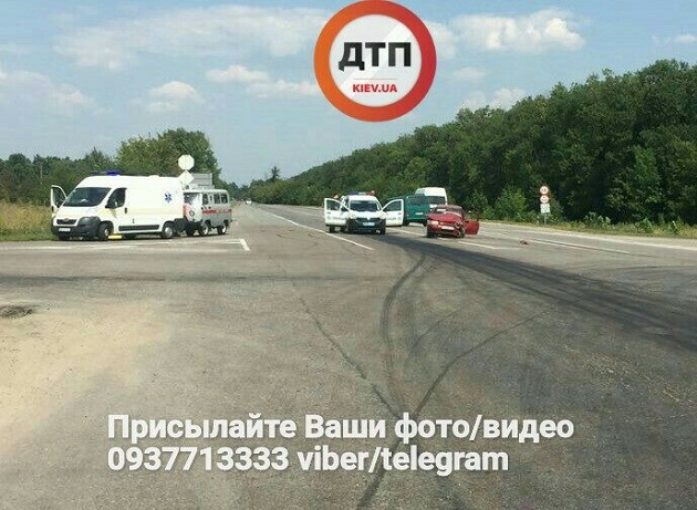 На трассе под Киевом случилось тройное ДТП: опубликованы фото
