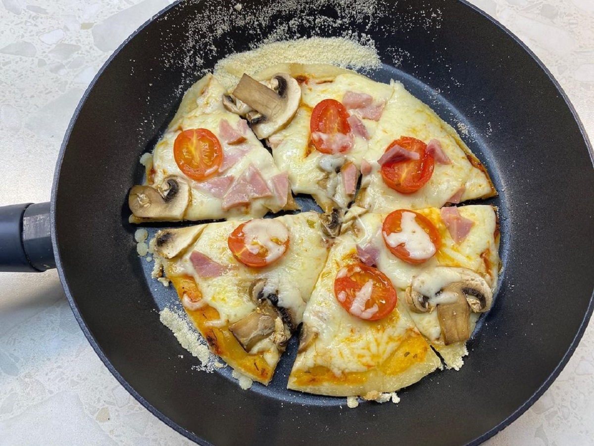 пицца на сковороде из лаваша с яйцом пошаговый рецепт колбасой и сыром и помидорами фото 68
