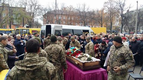 В Конотопе простились с 28-летним бойцом АТО, погибшим на Донбассе: фото и видео