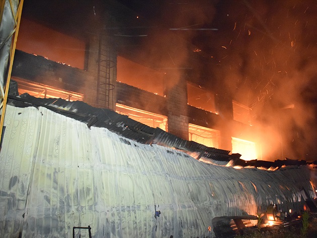 У Миколаєві при потужній пожежі згоріли яхти: опубліковано фото і відео